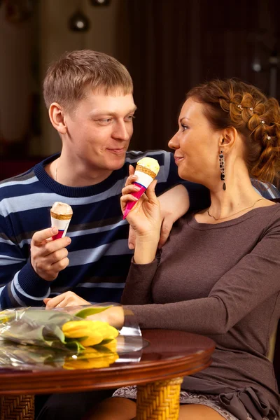 Girl and boy eating ice cream in the coffee — Stock Photo, Image