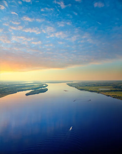 Barcos en el río grande durante noches blancas — Foto de Stock