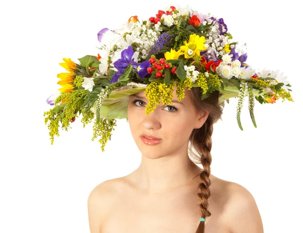 Vacker flicka med hatt av blommor — Stockfoto