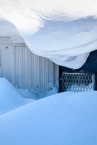 Snow drifts on garage — Stock Photo, Image