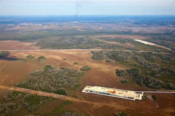 Vista dall'alto olio rig presso un campo petrolifero — Foto Stock