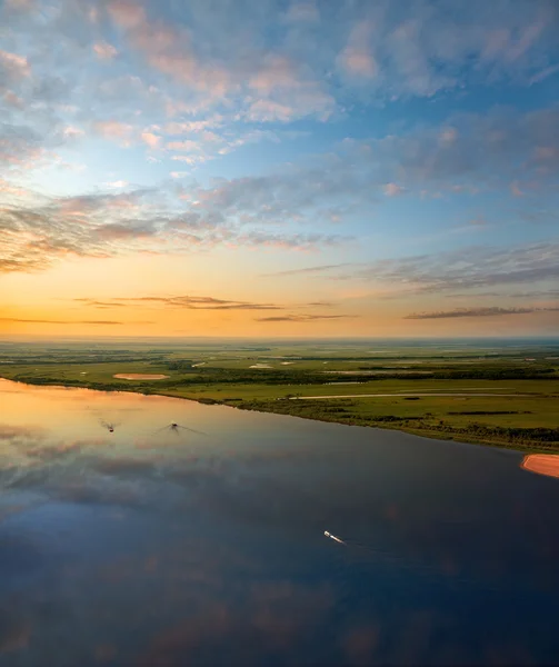 Bateaux sur le grand fleuve pendant le coucher du soleil — Photo