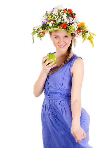 Vacker flicka med blommor och äpple — Stockfoto