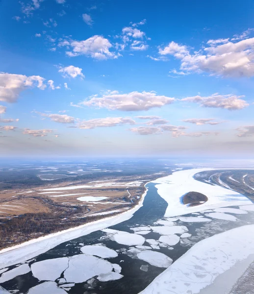 Großer Fluss mit schwimmenden Eisschollen — Stockfoto