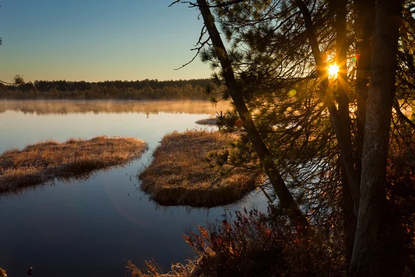 Coucher de soleil sur le lac — Photo