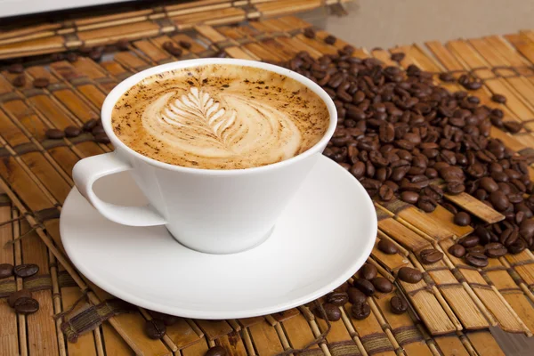 Xícara de café expresso, café com um padrão na espuma — Fotografia de Stock