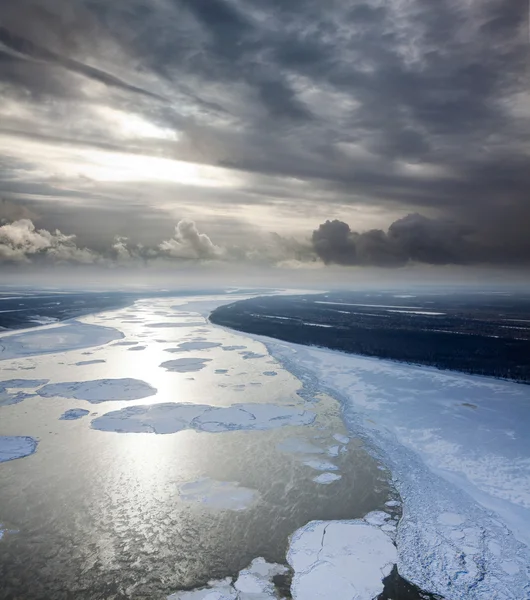 Banchi di ghiaccio galleggianti sono alla deriva sul fiume grande — Foto Stock