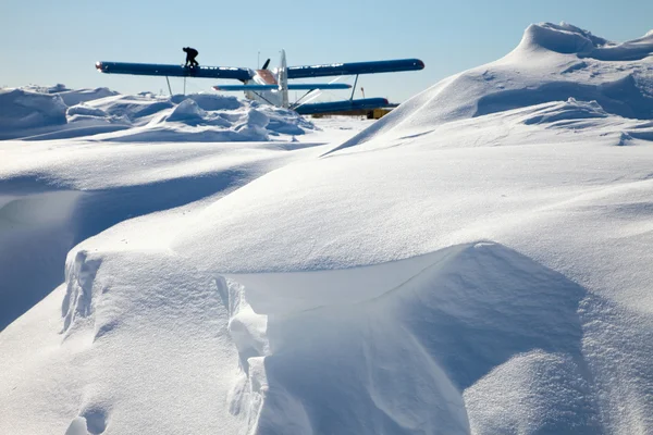 雪のドリフトに車を停めて複葉機 — ストック写真