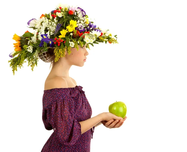 Liten flicka med hatt av blommor — Stockfoto