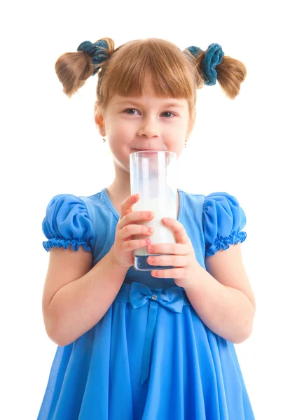 Menina sorridente com um copo de leite — Fotografia de Stock