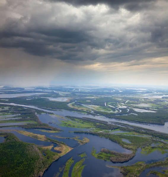 Luchtfoto van de vloed aan een rivier — Stockfoto