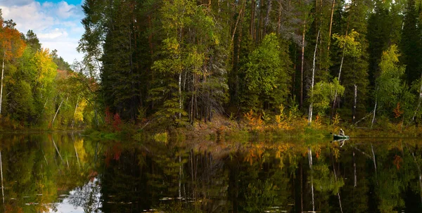 Fisher w łodzi jest na jezioro las jesienią — Zdjęcie stockowe