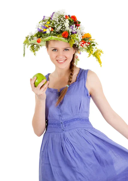 Vacker flicka med blommor och äpple — Stockfoto