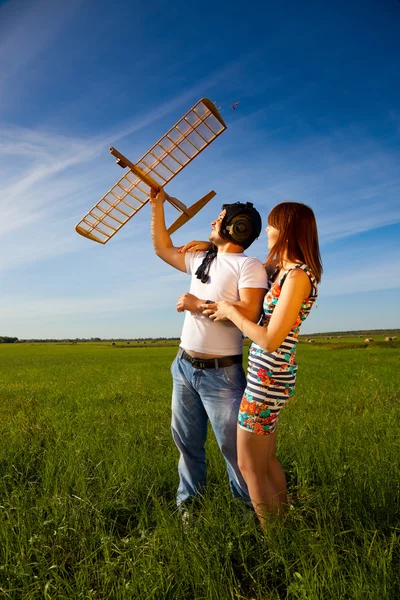 Tjej och kille och modell av flygplan — Stockfoto