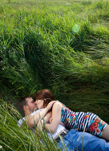 Kissing in grass — Stock Photo, Image