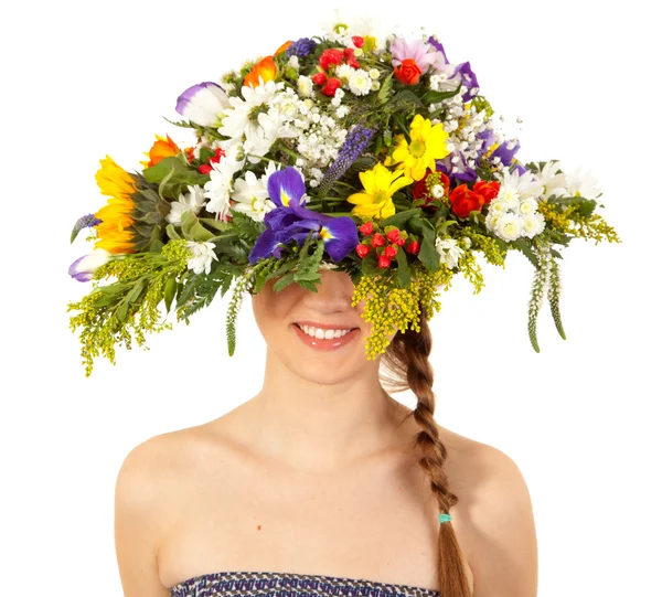 Vacker flicka med hatt av blommor — Stockfoto