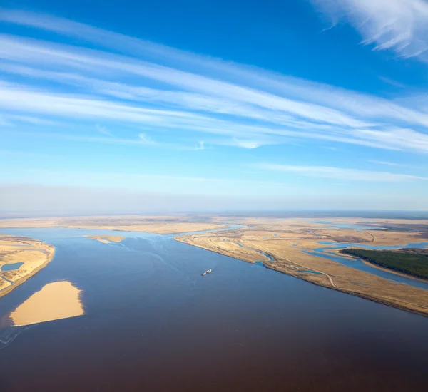 Vista superior do grande rio em dia de primavera — Fotografia de Stock