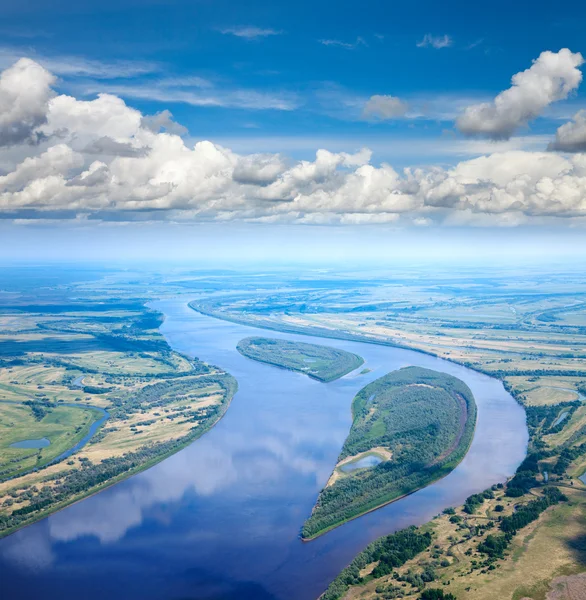 Paesaggio con fiume grande e nuvole — Fotografia de Stock