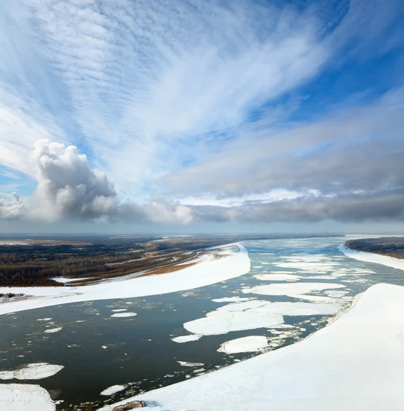 Gran río con témpanos de hielo flotantes — Foto de Stock