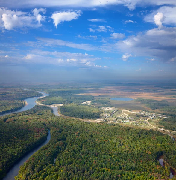 Vue aérienne forest river et la route sur la campagne. — Photo