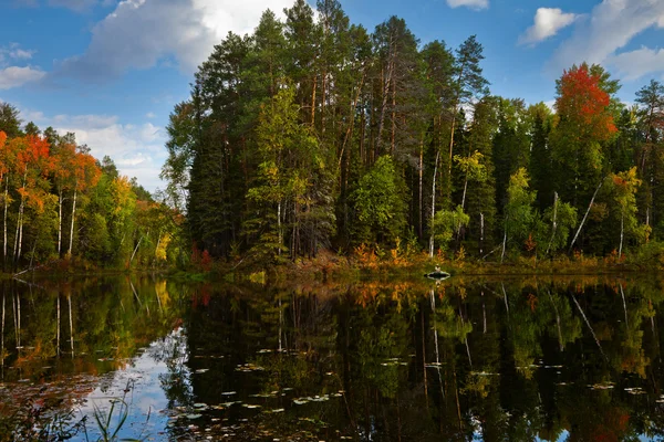 Рыбак в лодке — стоковое фото