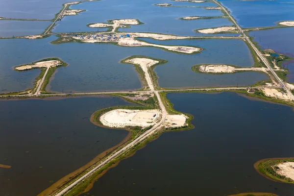 Campo petrolífero no lago — Fotografia de Stock