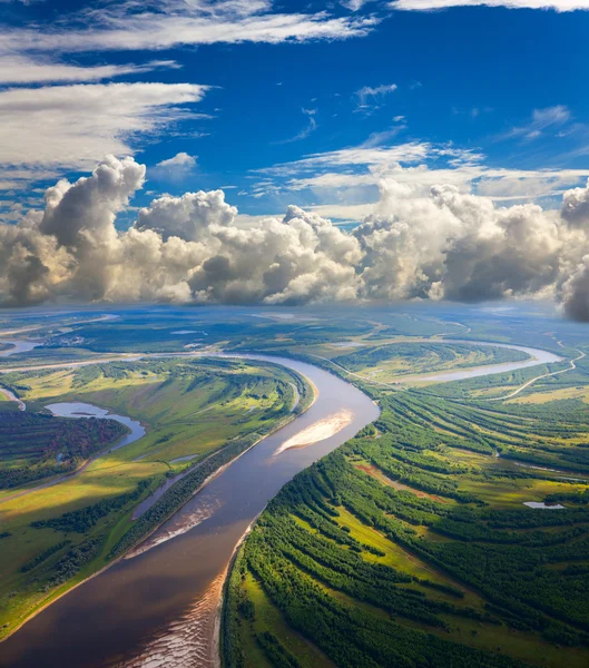 Пейзаж з річкою і хмарами — стокове фото