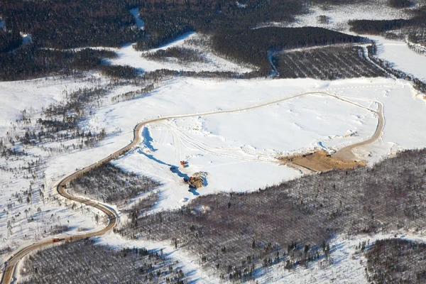 Vista aérea da estrada florestal e país de inverno — Fotografia de Stock