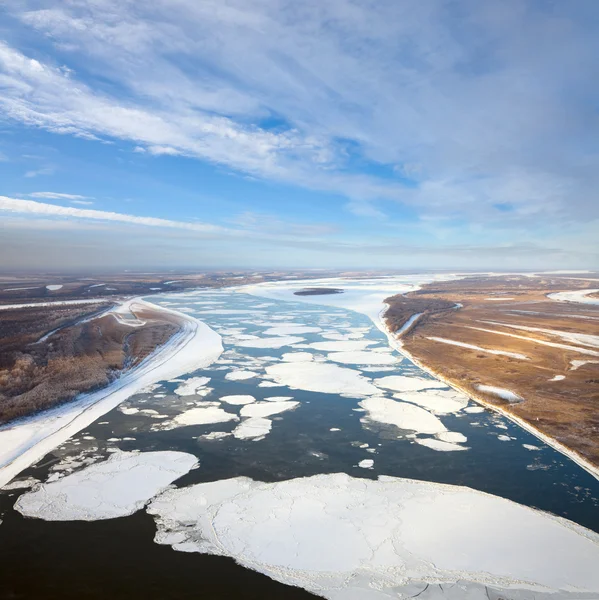 浮动浮冰伟大的河上漂流 — 图库照片