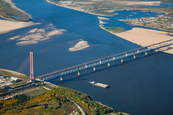 Vue aérienne d'une grande rivière avec un pont — Photo