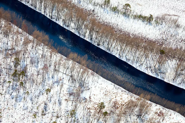 Flygfoto över skogen floden på vintern — Stockfoto