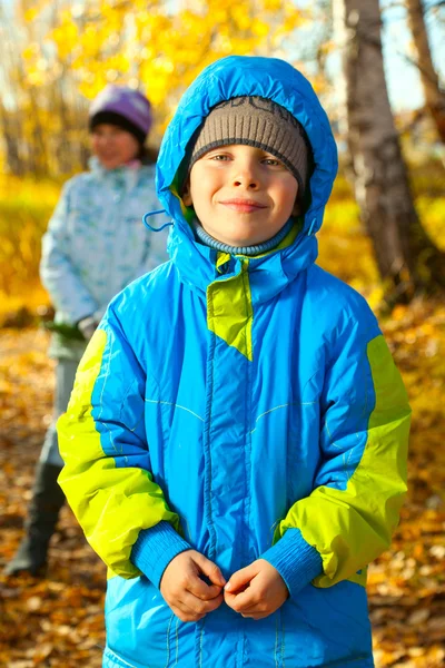 Boy and girl in autumn forest — Stock Photo, Image