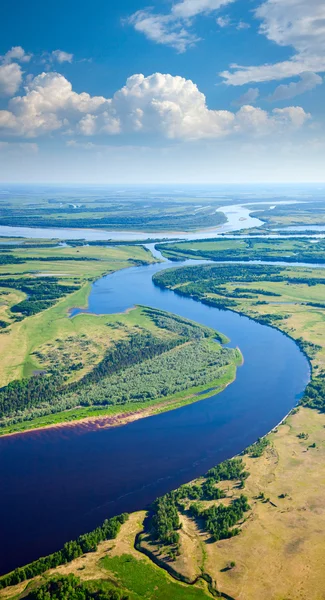 Landschap met rivier en wolken — Stockfoto