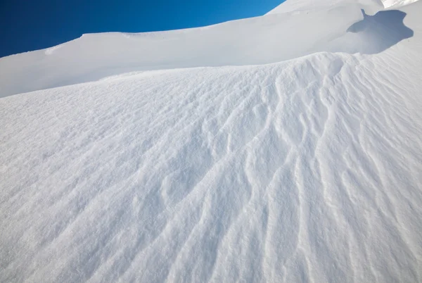 Sneeuw drijft in het zonlicht — Stockfoto
