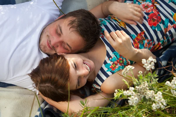 Pareja joven enamorada — Foto de Stock