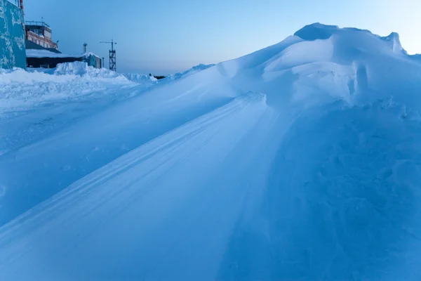 Snow drifts near industrial building — Stock Photo, Image