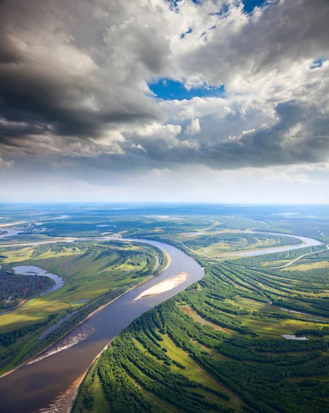 Krajobraz z rzeką i chmurami — Zdjęcie stockowe