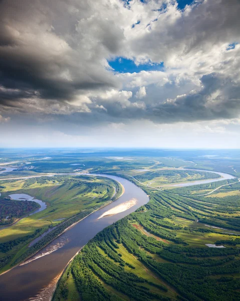 Landschaft mit Fluss und Wolken — Stockfoto