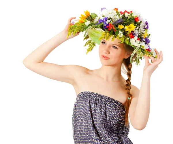 Vacker flicka med hatt av blommor — Stockfoto