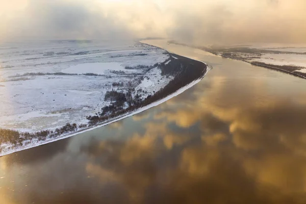 Moln reflekteras i en lugn flod på vintern — Stockfoto