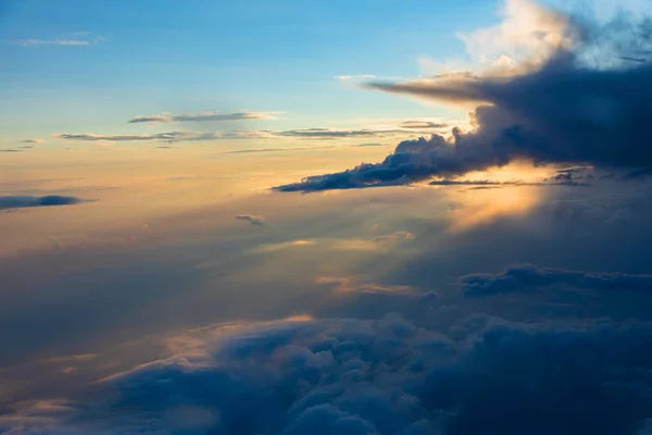 Trágico e incrível vista do pôr do sol nuvens fundo — Fotografia de Stock