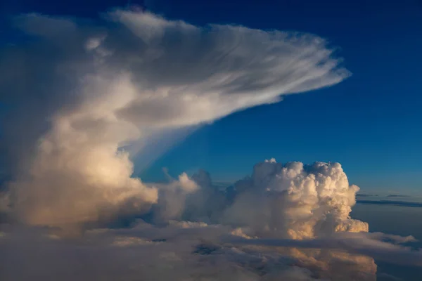 Incrível vista de cumulus nuvens fundo — Fotografia de Stock