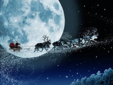 Noel Baba ren geyiklerine binmek için bir hamle yapar. Sihirli Noel Baba 'nın kızağı, büyük bir ayın arka planında Noel perisi ormanında uçuyor..