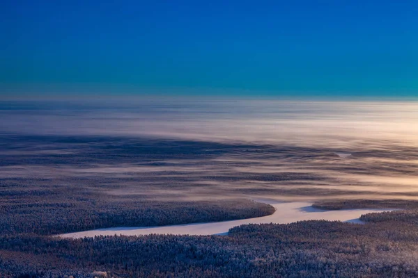 在冬日里俯瞰无尽的森林 薄薄的云彩滑过结冰的树梢 — 图库照片