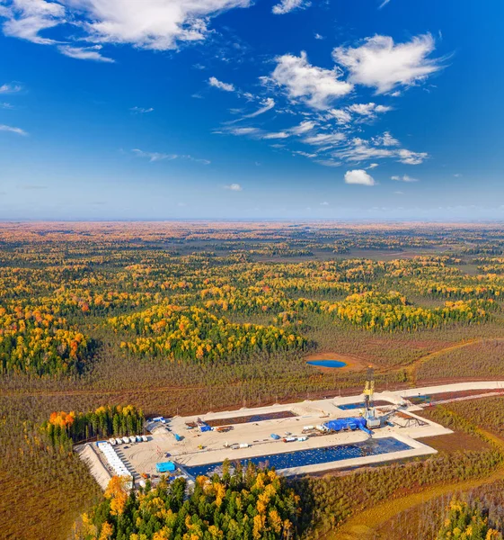 秋の晴れた日に森の平野の空気写真 西シベリアの森林地帯に位置する油田のトップビューです — ストック写真