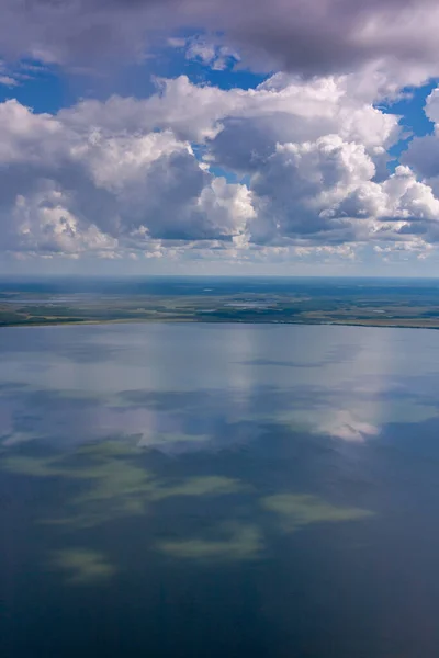 Sıcak Yaz Gününde Kümülüs Bulutlarının Altındaki Göl Manzarası — Stok fotoğraf