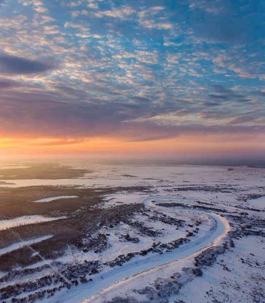 Güzel Kış Günbatımında Karla Kaplı Orman Nehrinin Hava Manzarası — Stok fotoğraf