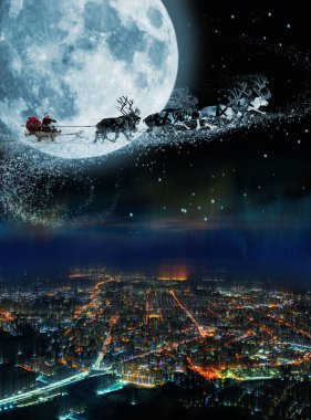 Noel Baba ren geyiklerine binmek için bir hamle yapar. Sihirli Noel Baba 'nın kızağı, Noel boyunca arka planda, gece şehrinde uçuyor..