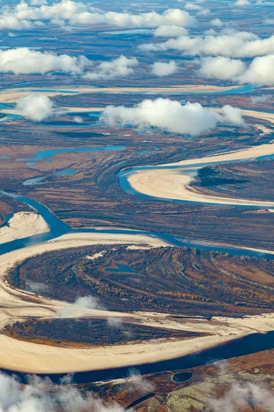 Vista Aérea Tundra Otoño Río Está Haciendo Bucles Bajo Cielo —  Fotos de Stock