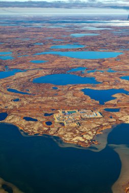 Sonbaharda tundranın havadan görünüşü. Bulutlu gökyüzünün altındaki bataklık arazisinde petrol sahası. Yoğun gaz üretim bölgesi. Batı Sibirya 'daki Yamal bölgesinde sondaj için teçhizat..